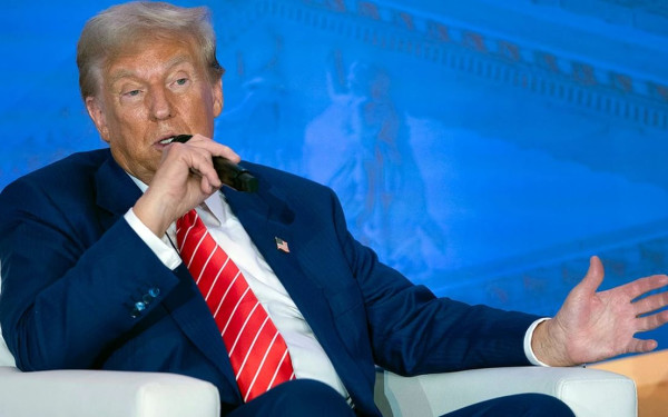 «Με άρπαξε, με κακοποίησε σεξουαλικά»: Μοντέλο κατηγορεί τον Τραμπ - Τους σύστησε ο Έπστιν