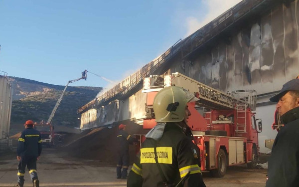 Βόλος:  Υπό έλεγχο η φωτιά στις αποθήκες  στη ΒΙ.ΠΕ. - Θα χρειαστούν μέρες για να σβήσει