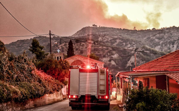 Φωτιά στο Ξυλόκαστρο: Μάχη με τις φλόγες για τρίτη ημέρα - Εκκενώνονται τα Σοφιανά, άνοιξε η Αθηνών-Πατρών (βίντεο)