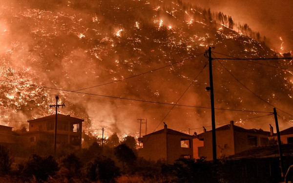 Κορινθία: Μαίνεται η φωτιά στο Ξυλόκαστρο - Νέο μήνυμα 112 για εκκένωση άλλων τεσσάρων οικισμών (βίντεο)