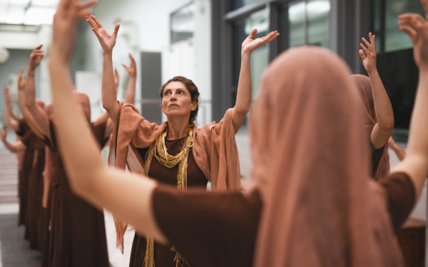 Μια μυσταγωγική performance για την Βασίλισσα Θεσσαλονίκη ανάμεσα στα εκθέματα του Αρχαιολογικού Μουσείου (φωτ.)