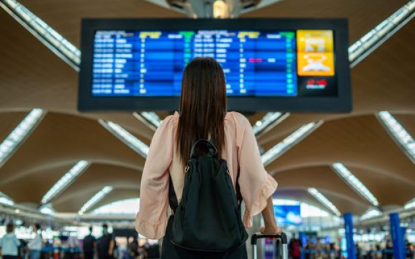 Οι αεροπορικές εταιρείες «ψαρεύουν» ταξιδιώτες με… χαβιάρι και άλλες πολυτέλειες