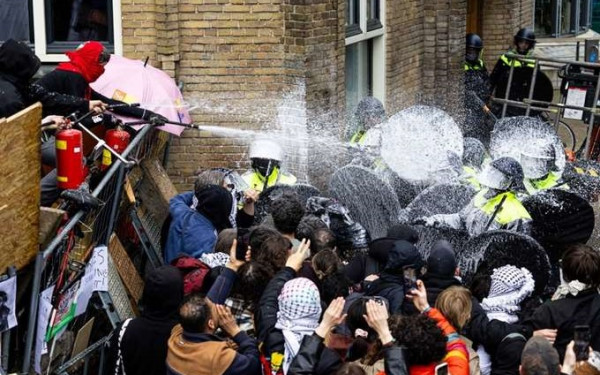 Ιταλία: «Πεδίο μάχης» η Νάπολη - Συγκρούσεις αστυνομίας και διαδηλωτών με αφορμή τη σύνοδο της Ομάδας G7