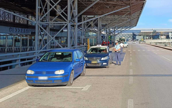 Θεσσαλονίκη: Σωρεία κλήσεων από την τροχαία στο αεροδρόμιο «Μακεδονία» (φωτ.)