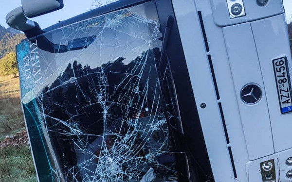 Ανατροπή ΚΤΕΛ στα Καλάβρυτα: Eσπασα με το πόδι το παρμπρίζ για να βγουν οι μαθητές, λέει ο οδηγός