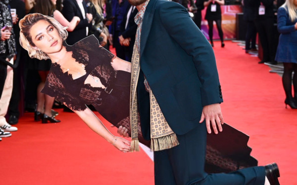 Απίστευτος Άντριου Γκάρφιλντ: «Συνόδευσε» χάρτινο ομοίωμα της Φλόρενς Πίου επειδή εκείνη έλειπε από επίσημη πρεμιέρα (φωτ.)