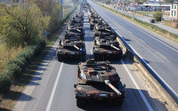 Πρόβα για την παρέλαση στη Μουδανίων: «Τρίζει» η άσφαλτος στο πέρασμα των αρμάτων μάχης (φωτ.)