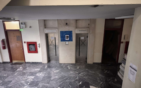 Θεσσαλονίκη: Τεχνικοί εμπειρογνώμονες στη φοιτητική εστία του ΑΠΘ - Ελέγχουν το ασανσέρ που έσπασε (βίντεο, φωτ.)