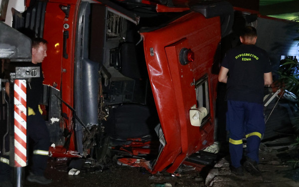 Αθήνα: Δυστύχημα με εκτροπή πυροσβεστικού οχήματος - Ένας νεκρός και δύο τραυματίες