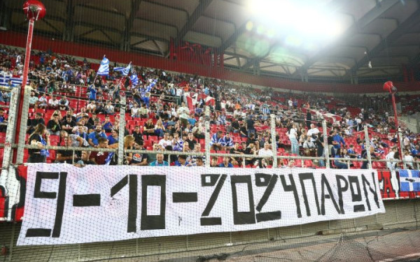 Ελλάδα - Ιρλανδία: Οι Έλληνες φίλαθλοι τίμησαν τη μνήμη του Τζορτζ Μπάλντοκ