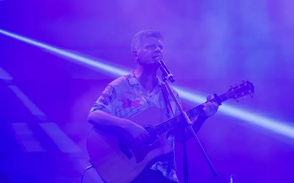 Συγκίνηση στο Καλλιμάρμαρο για τα Τέμπη: Το συγκλονιστικό τραγούδι του Φοίβου Δεληβοριά