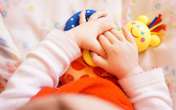 Ανείπωτη τραγωδία με νεκρό βρέφος 5 μηνών - Πέθανε ενώ κοιμόταν δίπλα στους γονείς του (βίντεο)