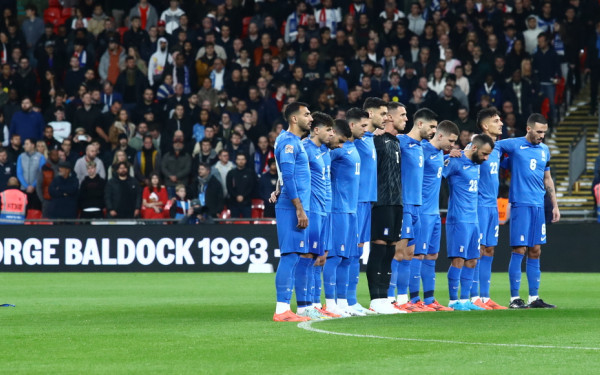 Αγγλία - Ελλάδα: Ενός λεπτού σιγή και μαύρα περιβραχιόνια στη μνήμη του Τζορτζ Μπάλντοκ (βίντεο)