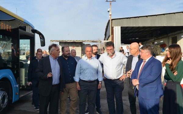 Χρήστος Σταϊκούρας: Επιπλέον 35 νέα λεωφορεία στην Αττική