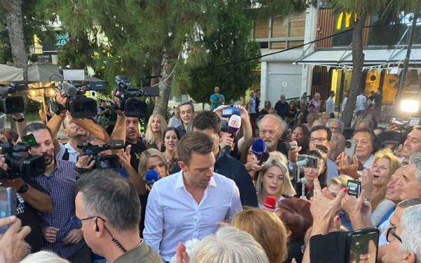 Στη Νέα Σμύρνη ο Στ. Κασσελάκης - «Θυμήσου, η βάση είναι μαζί σου» του φώναζαν φίλοι του ΣΥΡΙΖΑ (βίντεο, φωτ.)