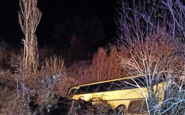 Αχαΐα: Λεωφορείο με 15 επιβάτες, ανάμεσά τους κι έξι μαθητές, έπεσε σε χαράδρα - Σώθηκαν από θαύμα