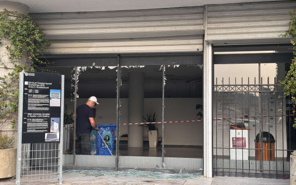 Θεσσαλονίκη: Σπασμένα τζάμια και καταστροφές στην Πρυτανεία του ΑΠΘ από το επεισόδιο με ομάδα φοιτητών - Δείτε φωτογραφίες
