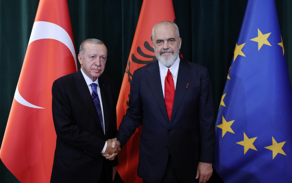 Αλβανία: Με δώρο καμικάζι drones στα Τίρανα ο Ερντογάν (βίντεο)