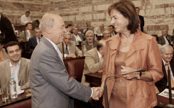 «Θερμό» αποχαιρετισμό επεφύλαξε στη Βάσω Παπανδρέου η Ζωή Κωνσταντοπούλου