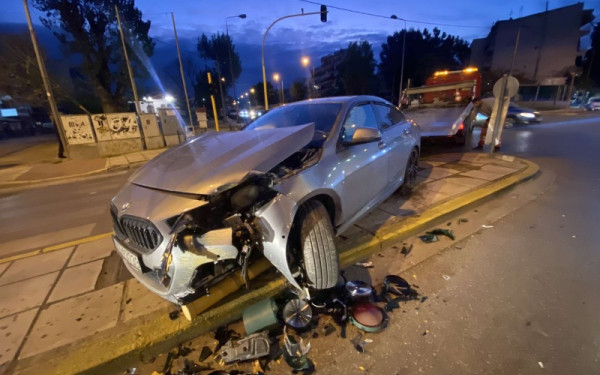 Θεσσαλονίκη: Τροχαίο ατύχημα στην Δενδροποτάμου - ΙΧ «καρφώθηκε» σε φανάρι και χτύπησε ταξί  (φωτ.)