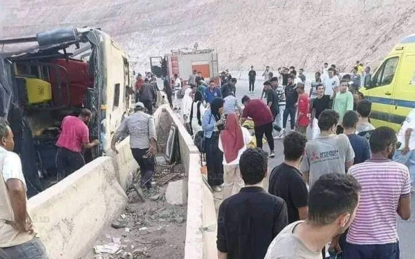 Τραγωδία στην Αίγυπτο: Ανατράπηκε λεωφορείο με φοιτητές - 12 νεκροί και 33 τραυματίες (βίντεο)