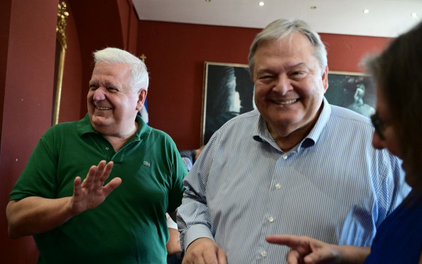 Ψήφισαν για νέο πρόεδρο στο ΠΑΣΟΚ-ΚΙΝΑΛ οι Γ. Παπανδρέου, Κ. Σημίτης και Ευ. Βενιζέλος (βίντεο)