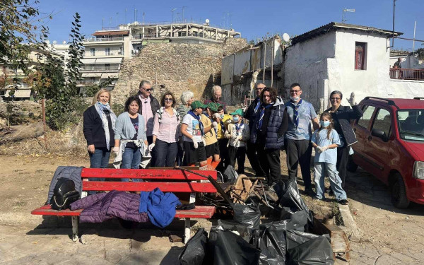 Θεσσαλονίκη: Εθελοντές καθάρισαν την πλατεία Μουσχουντή (φωτ.)