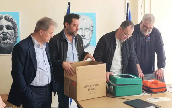 Κοζάνη: Παράδοση απινιδωτών σε φορείς και συλλόγους της δυτικής Μακεδονίας