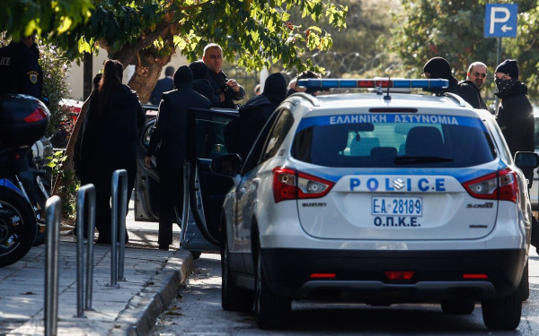 Έκρηξη στους Αμπελόκηπους: Στα δικαστήρια η 30χρονη που συνελήφθη χθες το βράδυ - Απολογείται ο σύντροφός της