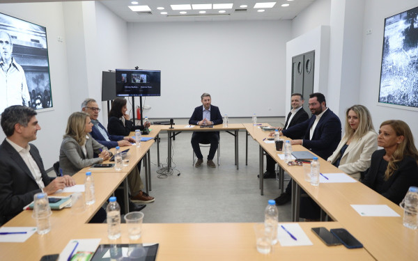 ΠΑΣΟΚ-ΚΙΝΑΛ: Εξωστρέφεια, ενότητα και «σκληρό ροκ» κατά της ΝΔ