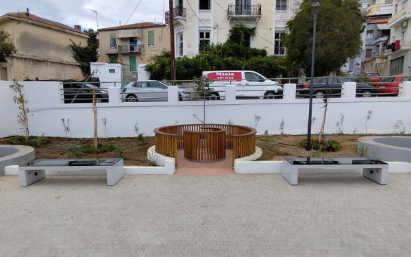 Καβάλα: Μπαίνουν έξυπνα παγκάκια στην πλατεία Ποταμουδίων (φωτ.)