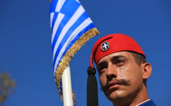 28η Οκτωβρίου: Συγκίνησε ο Εύζωνας που δάκρυσε στη στρατιωτική παρέλαση στη Θεσσαλονίκη (φωτ.)