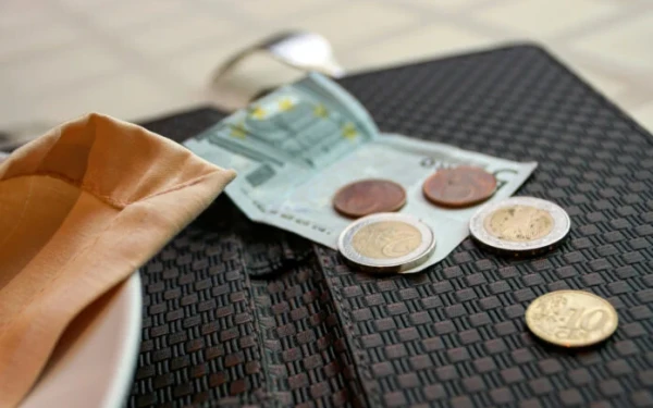 Φιλοδωρήματα: Αφορολόγητα τα πουρμπουάρ σε καφέ, εστιατόρια και κομμωτήρια