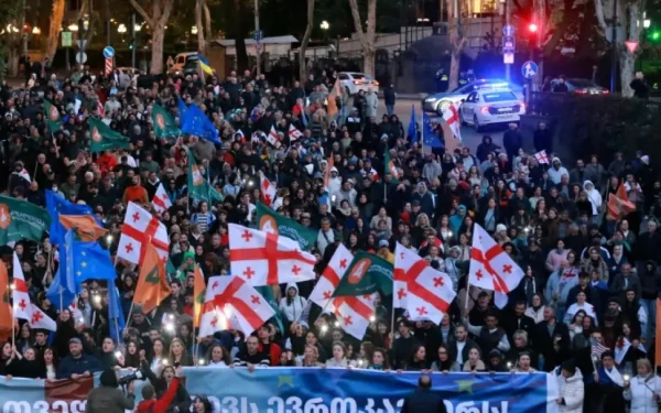 Γεωργία: Χιλιάδες διαδηλωτές μπροστά από την έδρα του κοινοβουλίου στο Τμπιλίσι (βίντεο)