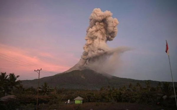 Εξερράγη το ηφαίστειο Λεουοτόμπι Λάκι-Λάκι στην Ινδονησία: Τουλάχιστον 9 νεκροί (βίντεο)