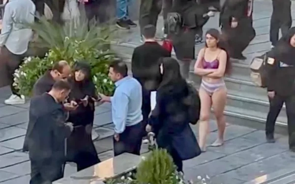Ιράν: «Διαταραγμένο άτομο» για την κυβέρνηση τη νεαρή Ιρανή φοιτήτρια που γδύθηκε δημοσίως