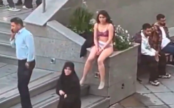 H Γαλλία «χαιρετίζει το θάρρος» της Ιρανής φοιτήτριας: «Πράξη αντίστασης, πρότυπο των γυναικών γενικά»