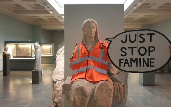 Ακτιβιστές φόρεσαν πορτοκαλί γιλέκο σε αρχαιοελληνικό άγαλμα στο Βρετανικό Μουσείο (βίντεο)