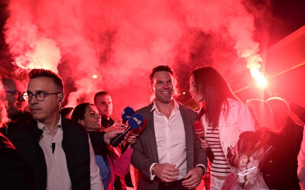 Με καπνογόνα και φωτογραφίες υποδέχθηκαν τον Κασσελάκη στα νέα γραφεία του στον Ταύρο (βίντεο, φωτ.)