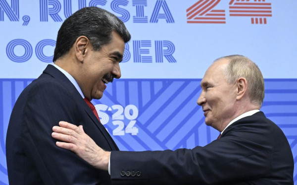 Ο Μαδούρο θαυμάζει τη Ρωσία «στη μάχη της εναντίον του ναζισμού»