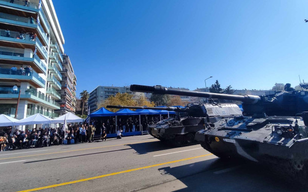 Θεσσαλονίκη: ΔΕΙΤΕ LIVE τη μεγάλη στρατιωτική παρέλαση - Πλήθος κόσμου στην παραλία  (βίντεο, φωτ.)