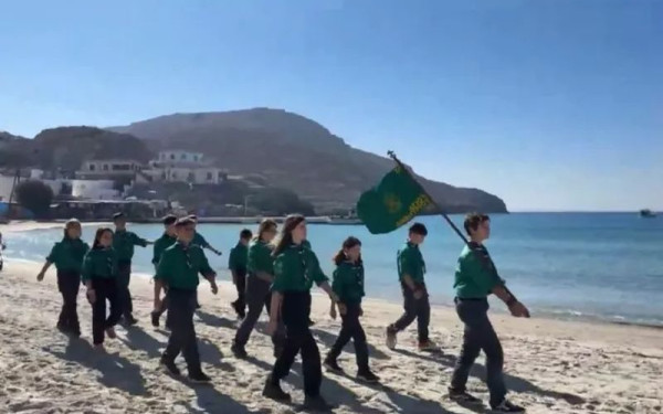 28η Οκτωβρίου: Συγκίνησαν στην Ψέριμο οι 4 μαθητές που παρήλασαν μαζί με προσκόπους από την Αθήνα (βίντεο)