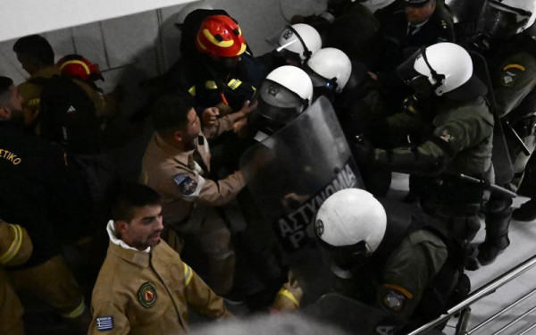 Νέα συγκέντρωση των εποχικών πυροσβεστών σήμερα - 14 τραυματίες στα επεισόδια στο υπουργείο Πολιτικής Προστασίας (βίντεο, φωτ.)