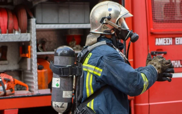 Θεσσαλονίκη: Στις φλόγες τυλίχθηκε αυτοκίνητο στο ύψος των Ελαιώνων- Το όχημα καταστράφηκε ολοσχερώς