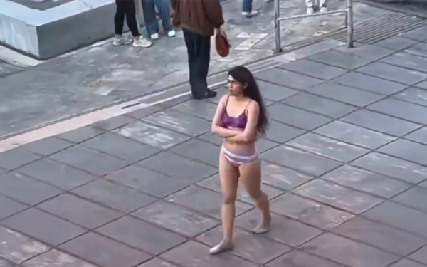 Αγωνία για τη φοιτήτρια που έμεινε με τα εσώρουχα για να διαμαρτυρηθεί