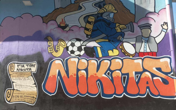 Θεσσαλονίκη: Ένα γκράφιτι στο σχολείο του Νικήτα, για να μη ξεχαστούν τα Τέμπη (φωτ.)