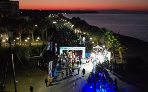 Όμορφες εικόνες και χρώμα στον 1ο παράκτιο νυχτερινό ημιμαραθώνιο Θερμαϊκού «Αντώνης Ματζάρης» (φωτ.)