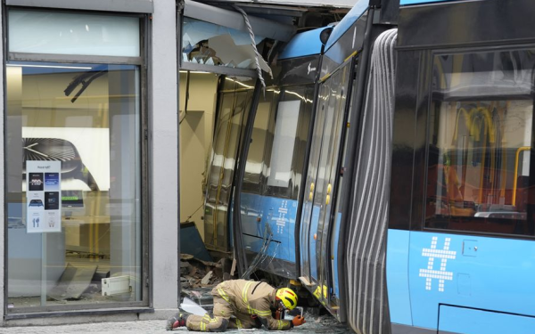 Νορβηγία: Τραμ εκτροχιάστηκε και «εισέβαλε» σε κατάστημα στο Όσλο (φώτ.)
