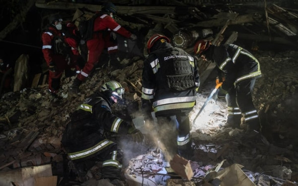 Ουκρανία: Κατευθυνόμενη βόμβα έπληξε πολυκατοικία στο Χάρκοβο - Ένα παιδί σκοτώθηκε και 29 ακόμη άτομα τραυματίστηκαν (βίντεο)