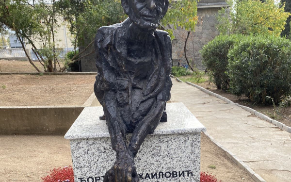 Θεσσαλονίκη: Ενα άγαλμα για τον αιώνιο «φύλακα» των Συμμαχικών Νεκροταφείων του Ζέιτελνικ Γιώργο Μιχαΐλοβιτς